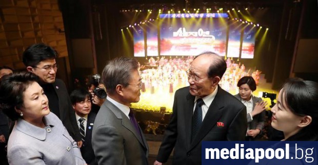 южнокорейският президент Мун Дже-ин (мъжът в средата) разговаря с Ким