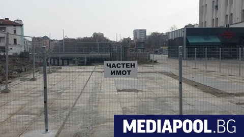 Сн БНР Част от централния площад на Пловдив е оградена