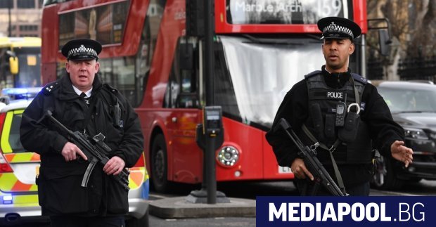 Британската полиция арестува 21 души по време на серия от
