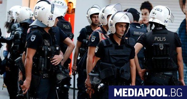 Силите за сигурност на Турция са задържали в Анкара министъра