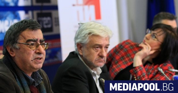 Корнелия Нинова гледа към данните представени от Живко Георигев от