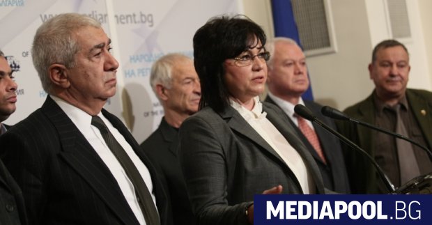 Лидерът на БСП Корнелия Нинова и депутати от партията Сн