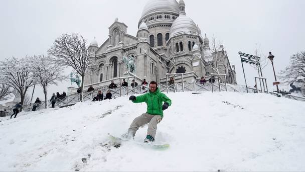Обилните снеговалежи затрудниха транспорта в Париж и околностите