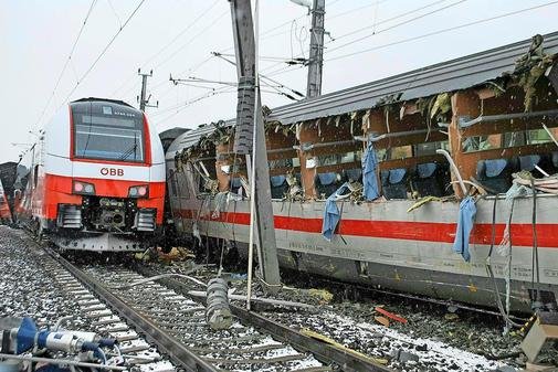 Един загинал и над 15 ранени при сблъсък на два пътнически влака в Австрия