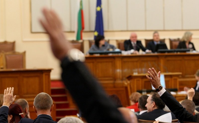 Парламентът окончателно одобри закона "Пеевски" за КТБ