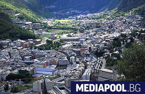 Стотици държавни служители в Андора започнаха вчера стачка срещу реформата