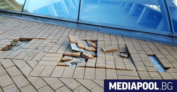 Сн Спаси София Счупените плочки падналата облицовка и извадените павета