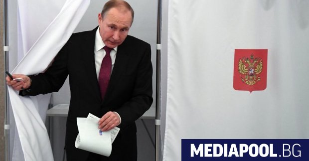 Владимир Путин по време се готви да гласува В Русия