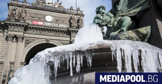 Замръзнал фонтан в швейцарския град Цюрих Сибирският студ обхванал в