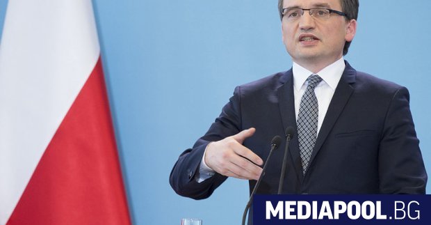 Полският министър на правосъдието Збигнев Жобро На трима мъже в
