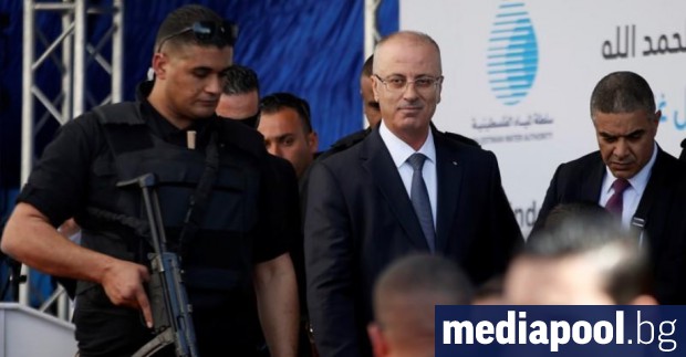 След експлозията палестинският премиер Рами Хамдала пристига за церемонията по