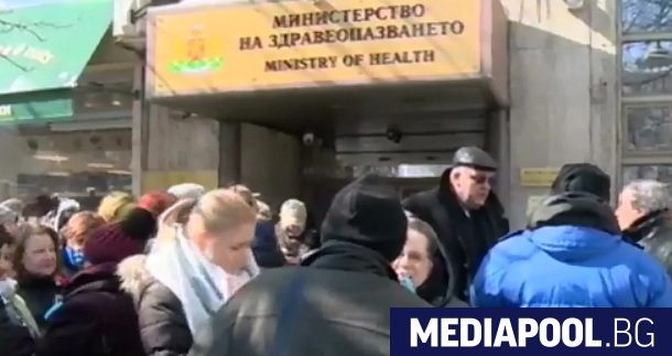 Столични общопрактикуващи лекари излязоха в четвъртък на протест пред Министерството