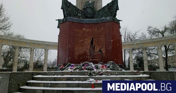 Неизвестни злосторници оскверниха паметник на съветските воини на площад Шварценбергплац