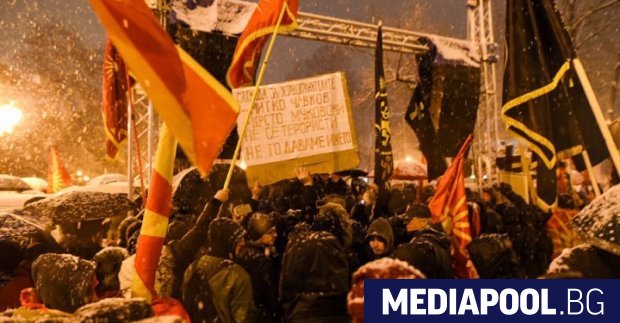 Няколко хиляди протестиращи се събраха пред парламента на Македония в