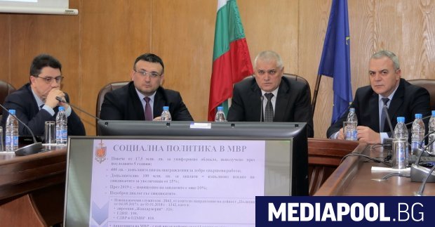 Зам.-министрите Красимир Ципов и Стефан Балабанов (най-вляво и най-вдясно), главсекът