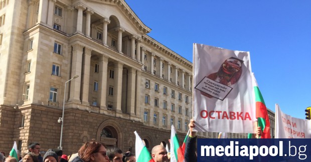 Лидерът на БСП Корнелия Нинова партийният й заместник Кирил Добрев