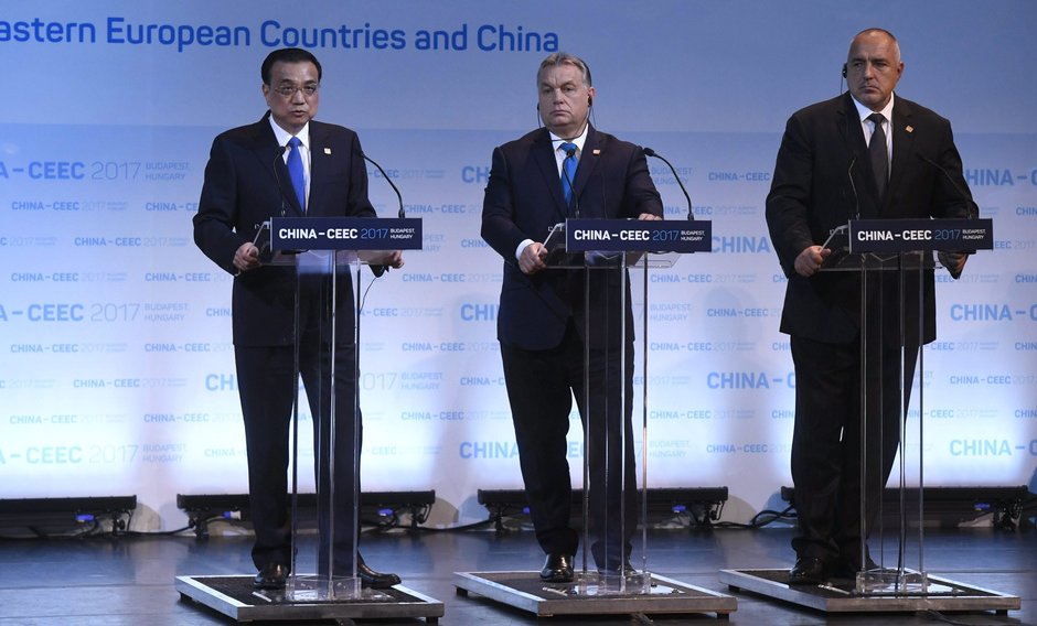 Премиерите на Китай, Унгария и България - Ли Къцян, Виктор Орбан и Бойко Борисов по време на срещата в Будапеща през ноември миналата година