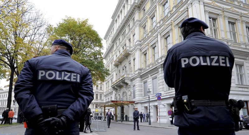 Четирима са ранени при две атаки с нож във Виена, арестуван е афганистанец