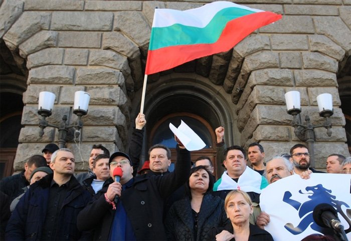 Нинова оглави хибридния протест срещу ЧЕЗ и "джендър правителството" пред МС