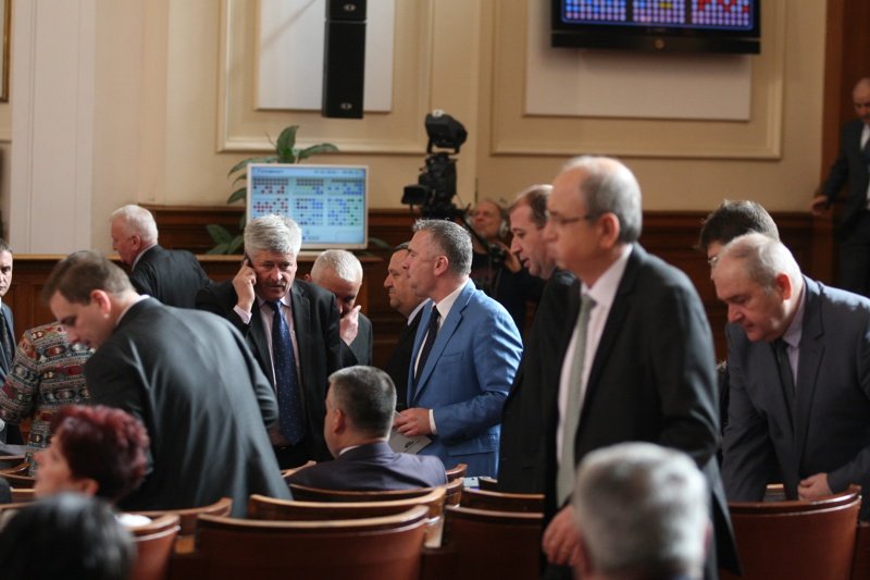 Законът "Пеевски" за КТБ е факт, чакат се обещаните от ДПС 1.4 млрд. лв.