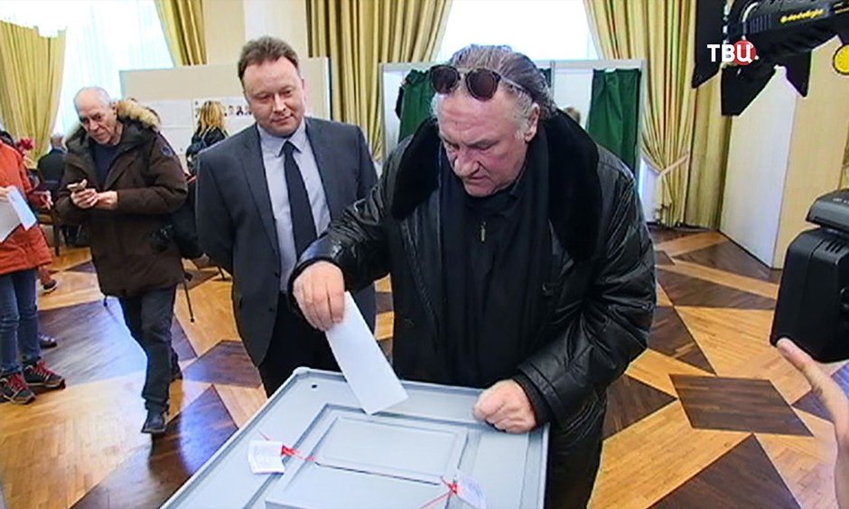 Жерар Депардийо гласува за президент на Русия в Париж