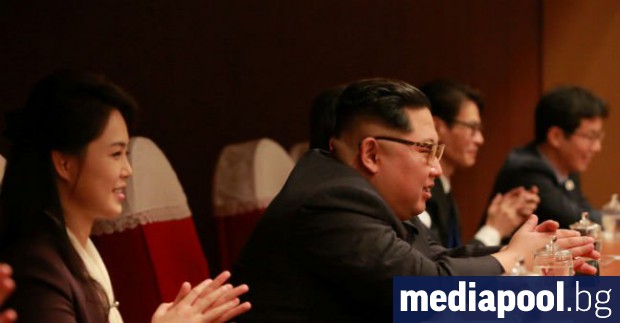 Севернокорейският лидер Ким Чен ун аплодирал с широка усмивка и останал