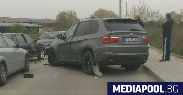 Млада жена с джип е направила зрелищна катастрофа на паркинг