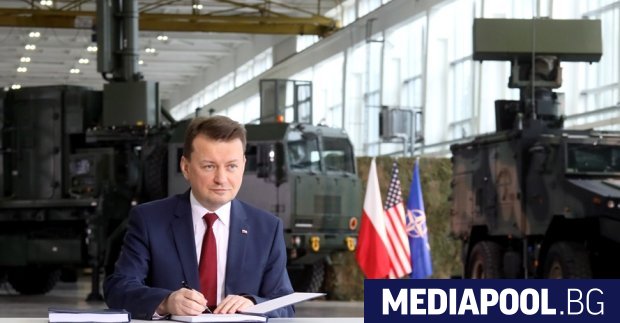 Полският министър на отбраната Мариуш Блашчак подписва споразумението Полша сключи