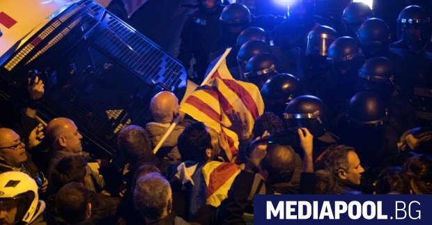 Сн. ЕПА/БГНЕС Жителите на испанската провинция Каталуня излязоха на протест