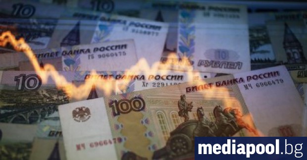 Международните инвеститори стремително се избавят от руската валута която и
