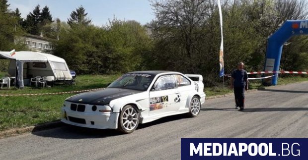 Автомобилът на Николай Георгиев след инцидента Състезателен автомобил се вряза