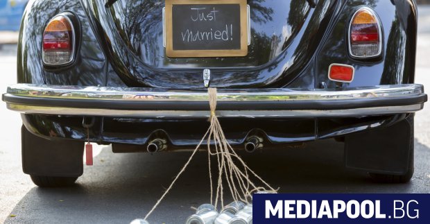Младоженци закъсняха за сватбата си защото бяха спрени и глобени