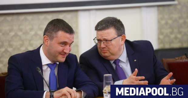 Министърът на финансите Владислав Горанов вляво и главният прокурор Сотир