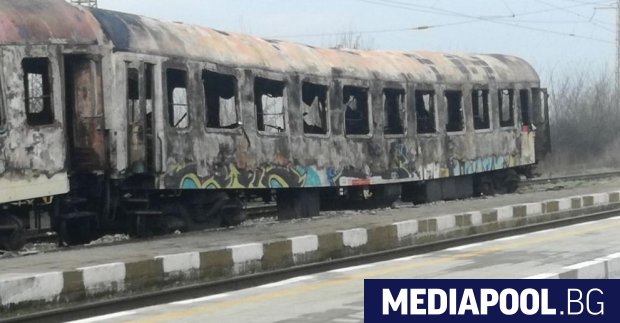 Снимка: БГНЕС Пожар изпепели два вагона от влака София -