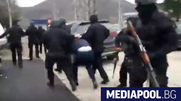 Косовски полицаи отвеждат задържания Марко Джурич Сръбският президент Александър Вучич