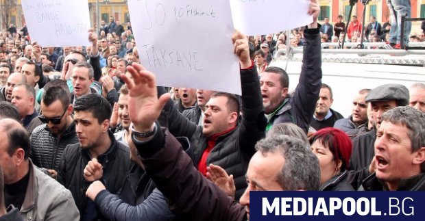 Протест против планираните пътни такси в Албания от самото начало