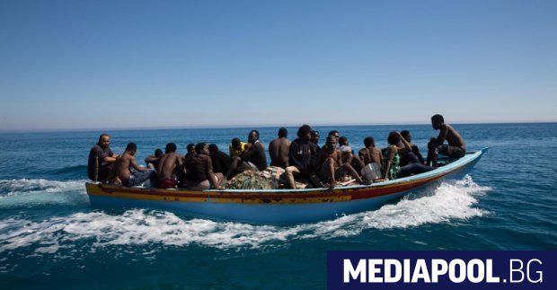 снимка ЕПА/БГНЕС Либийската брегова охрана съобщи, че е спасила 120
