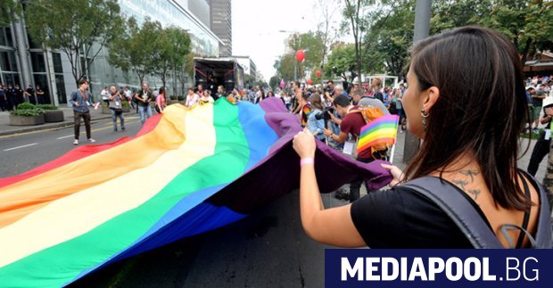 Гръцкият парламент прие закон позволяващ на гей двойките да отглеждат