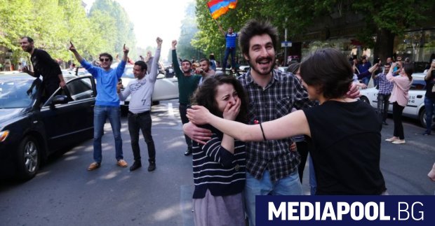 Граждани на Ереван ликуват след обявената оставка на премиера. Министър-председателят