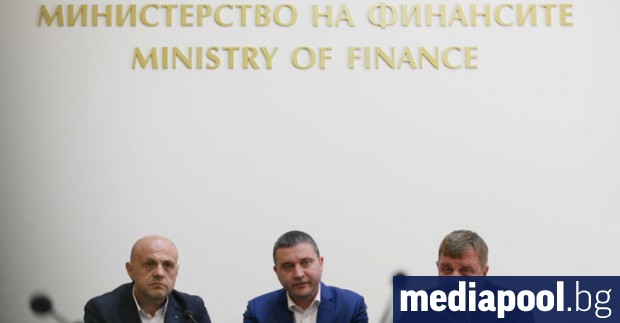 Красимир Каракачанов (дясно) заедно с вицепремиера Томислав Дончев и министъра