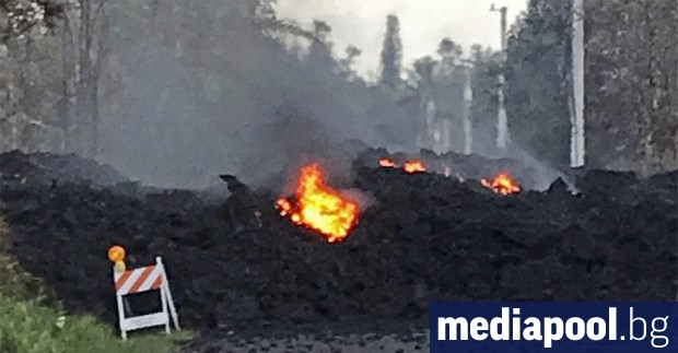 Потоците лава разтопена скална маса и отровни газове от вулкана