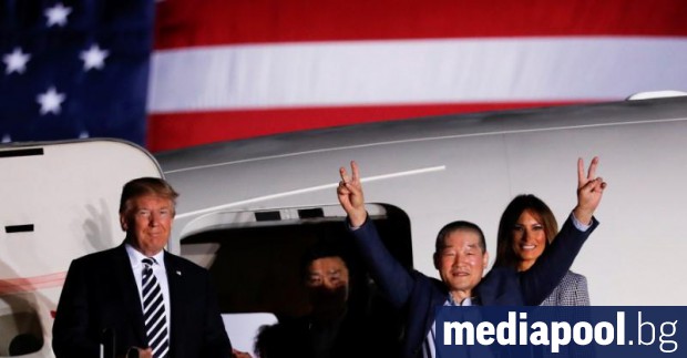 Самолетът с тримата американци, освободени от Северна Корея, се приземи