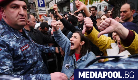 Арменската столица Ереван е парализирана от десетки хиляди привърженици на
