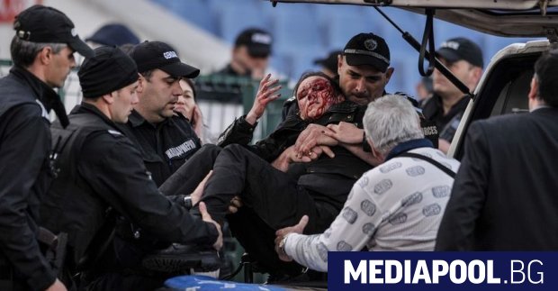 Снимка: Lap.bg Служителка на столичната полиция пострада тежко, след като