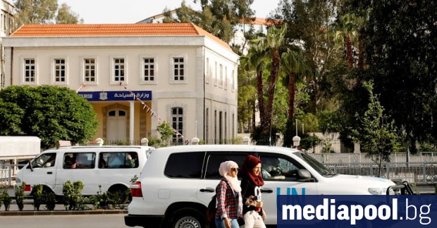 Кола на инспекторите на ОЗОХ, заснета в Дамаск във вторник
