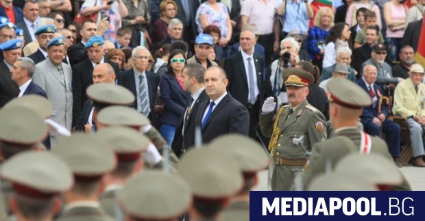 Президентът Румен Радев участва във военния парад сн БГНЕС Президентът