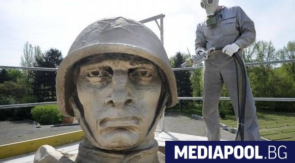 В продължение на близо 70 години паметникът прославящ войниците от