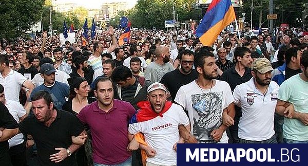 Десетки демонстранти са арестувани в Ереван покрай протестите срещу бившия