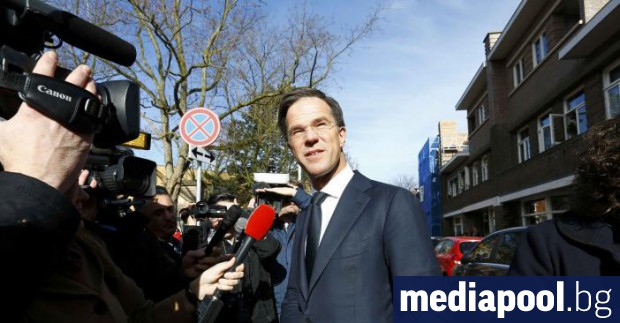 Холандският премиер Марк Рюте оцеля след вот на недоверие тази