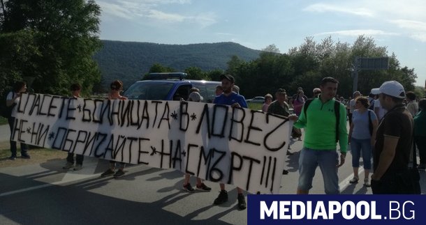 Близо 300 протестиращи за спасяването на болницата в Ловеч блокираха